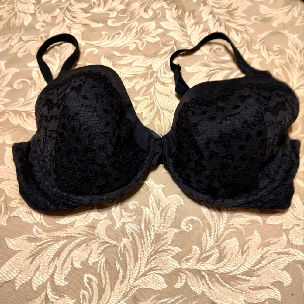🕷️🖤 Vintage VS Black Satin and Lace Push Up Bra - 38D